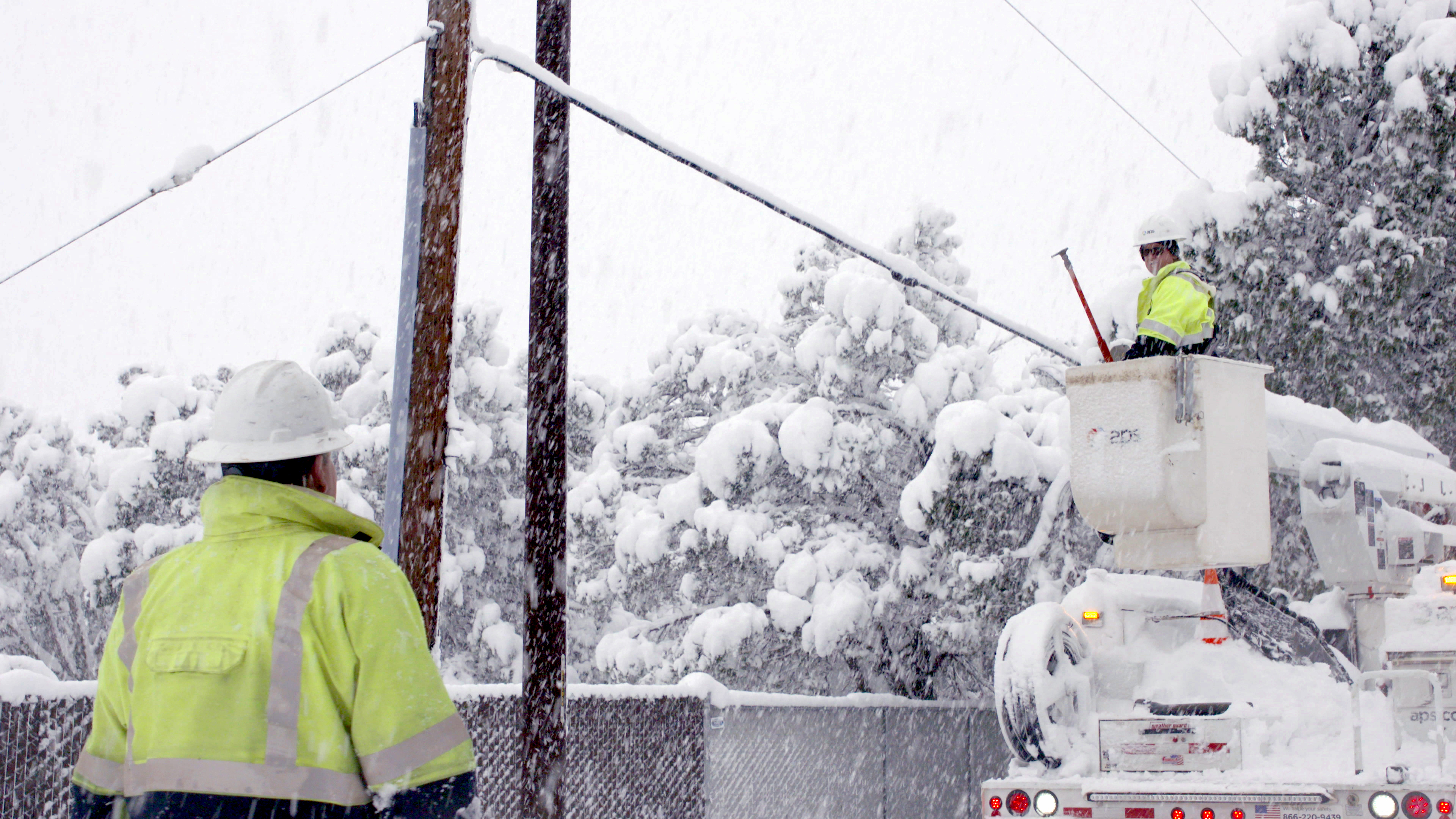APS workers in winter storm